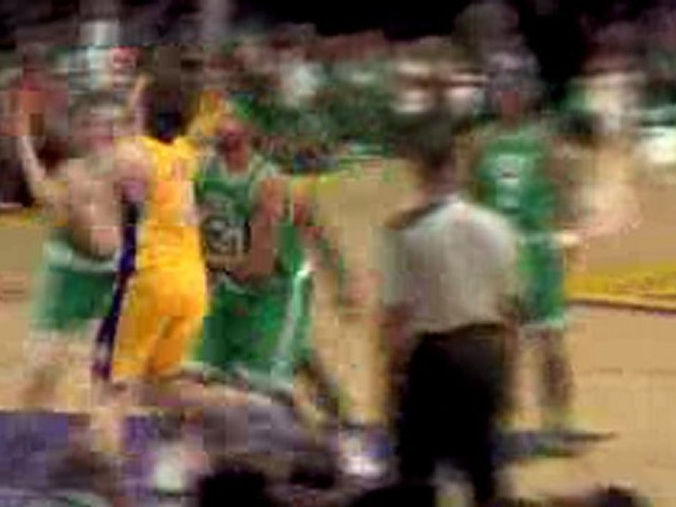 Pau Gasol drives by Rasheed Wallace on the baseline for the