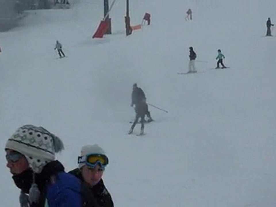 adeline descendant la piste de ski