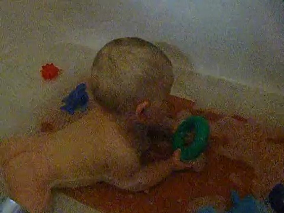 mon bébé dans le bain