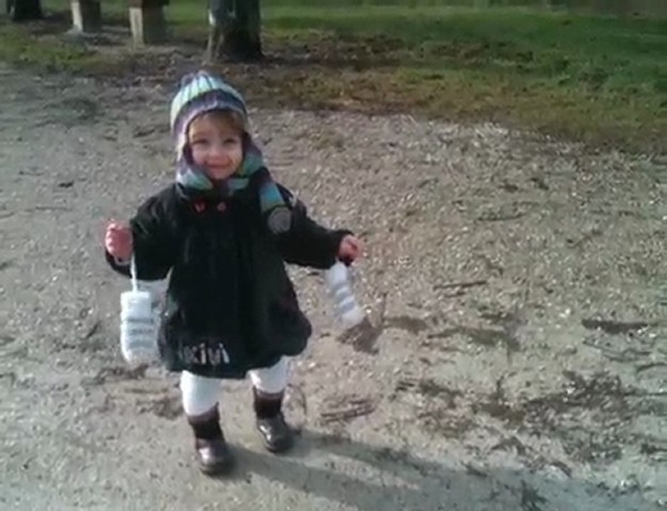 Lou-Anne signe "eau" en langue des signes française