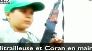 Enfant avec Coran et fusil
