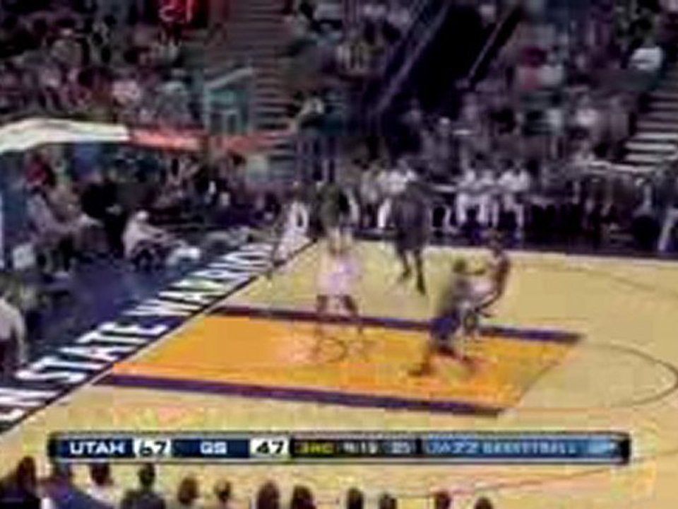 Monta Ellis finds Corey Maggette trailing on the break for t