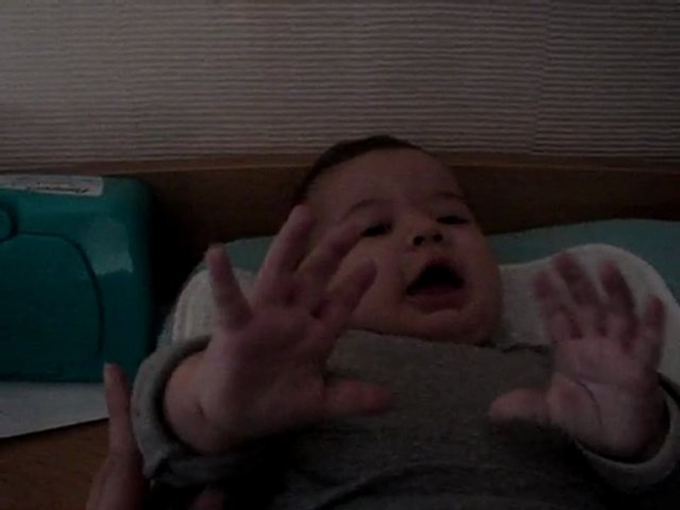 MAxence fait les marionnettes