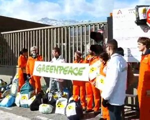 Greenpeace Grenoble apporte ses déchets à Areva