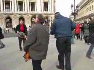 563.OVS Danse dans le froid place de l'Opéra avec "ManuChao"