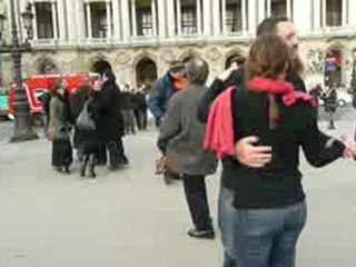 564.OVS Danse dans le froid place de l'Opéra avec "ManuChao"