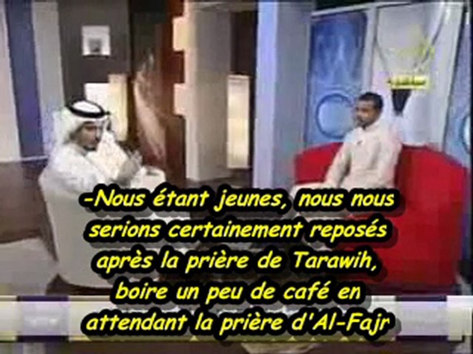 Un homme âgé et amputé d'une jambe prie debout