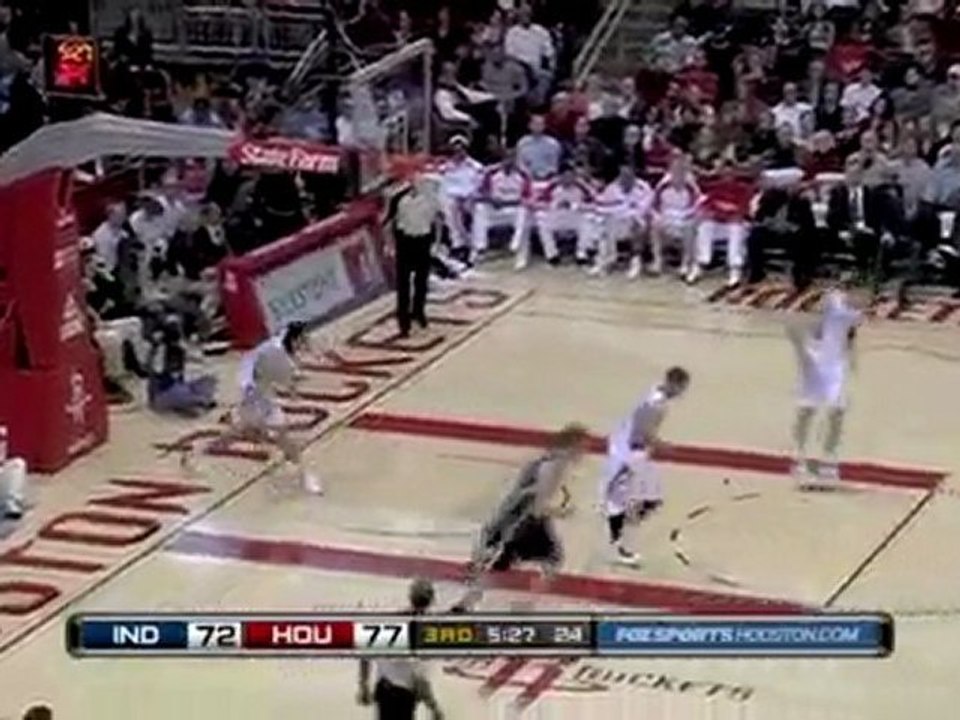 Troy Murphy feeds Danny Granger who in return hits him with