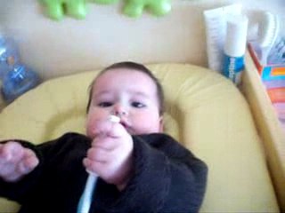 Nono et sa première brosse à dents