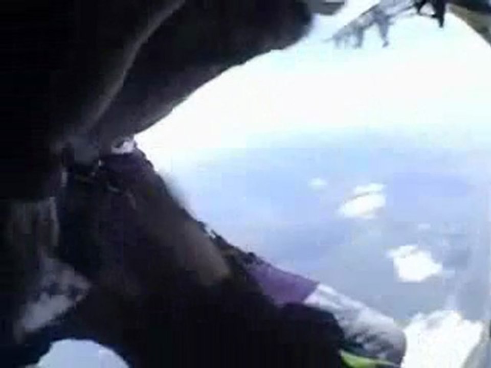 Son parachute s'accroche à l'avion