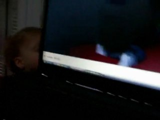 Angela fait coucou à son frère 210210