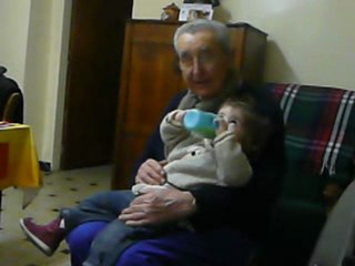 Papi et Alice qui boit