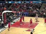 Kirk Hinrich threads this pass through the Philly defense to