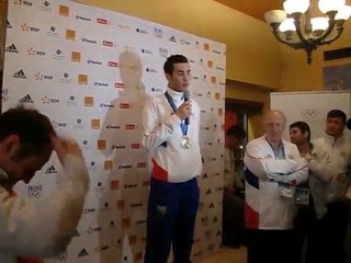 Martin Fourcade fête sa médaille au club France de Whistler