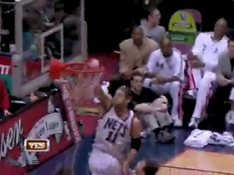 Brook Lopez throws down two of his 17 points in the 1st quar