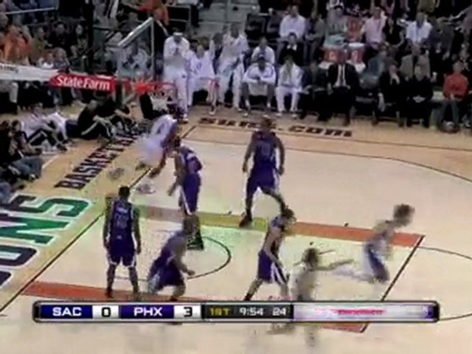 Steve Nash hits Amar'e Stoudemire with a beautiful feed for