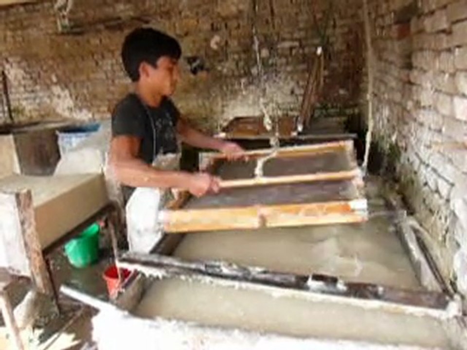 Fabrication des feuilles de papier à Bodnath