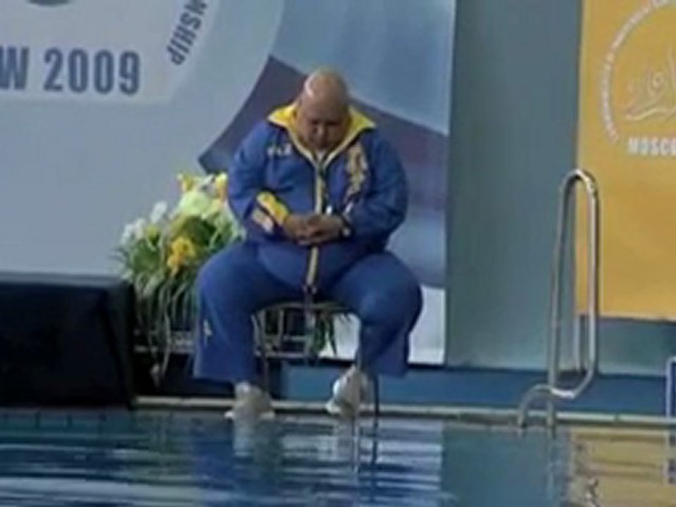 un homme dort au bord d'une piscine !