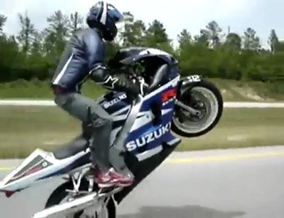 un pilote en suzuki