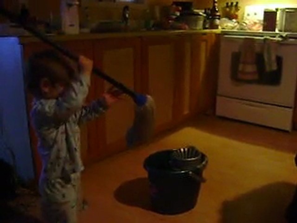 nathan qui passe la moppe