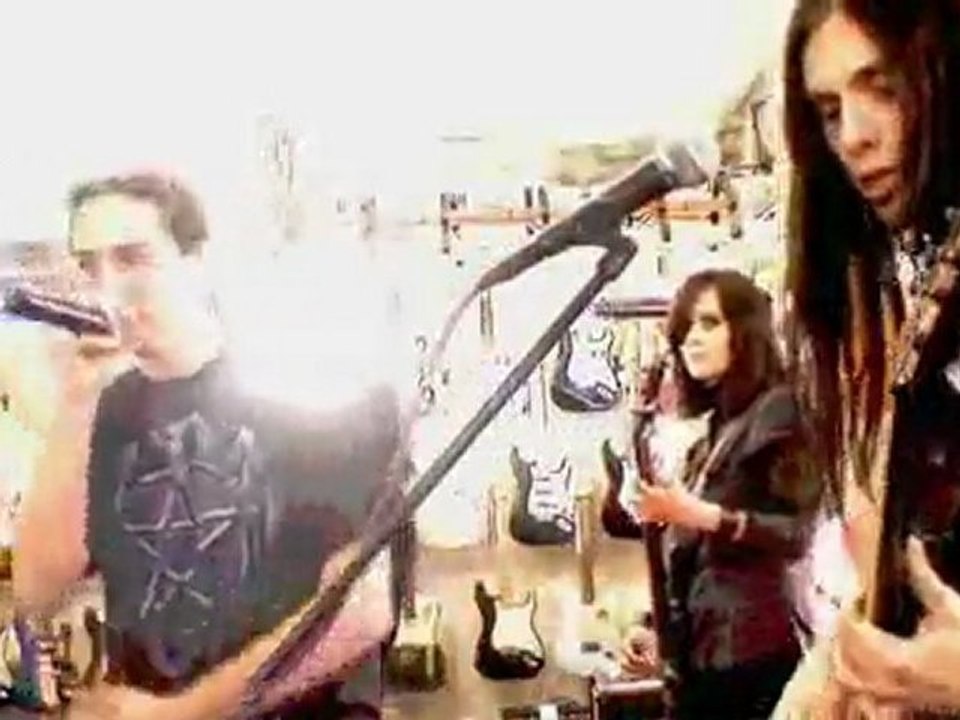 Enora en showcase chez Total Music