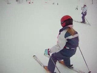 201002 Clara skie sur une piste bleue