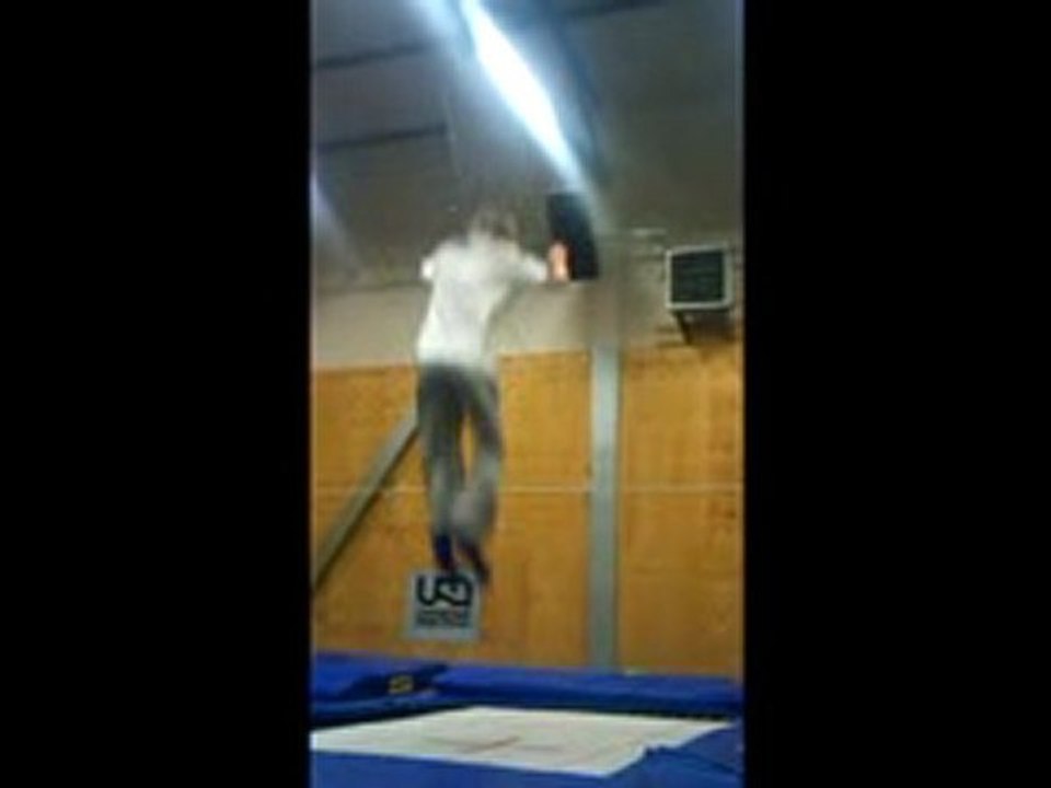 Trampolin tricks in Hangaren