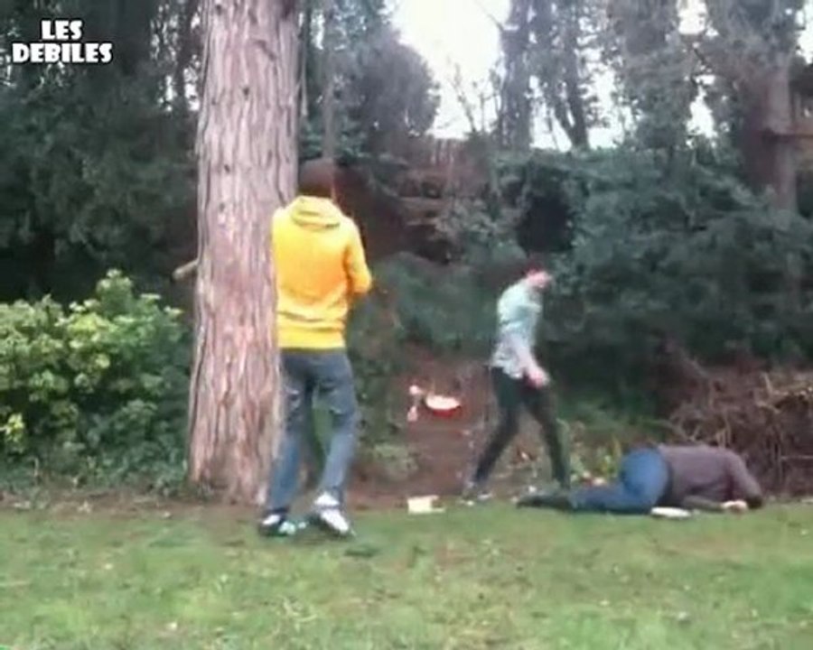 Il casse la guitare dans la tête de son pote