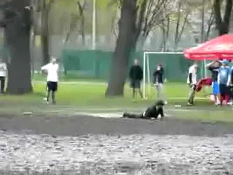 Regis joue au frisbee