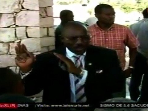 Desplazados, presionados para desalojar local