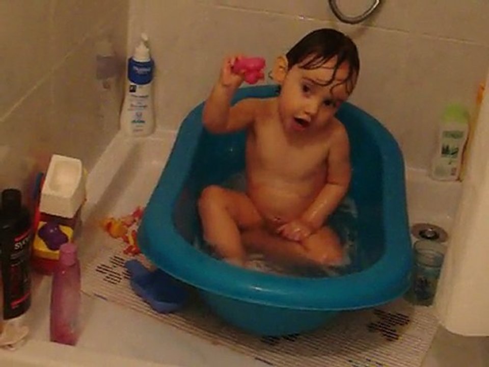 102_2034 maylis dans son bain