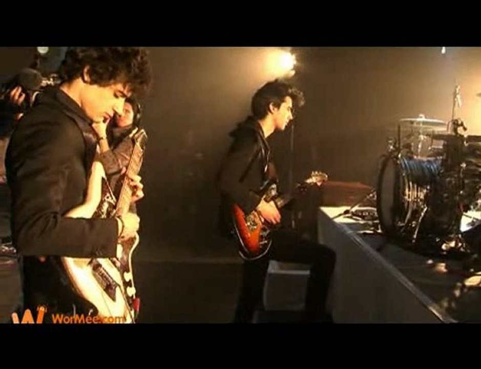 B.B. Brunes - Nico Teen Love (Live & Backstage à l'Olympia)