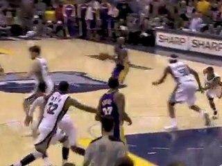 Скачать видео: Kobe Bryant sinks a 3-pointer with 4.3 seconds in the game.