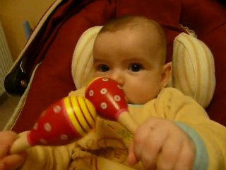 Alana joue des maracas