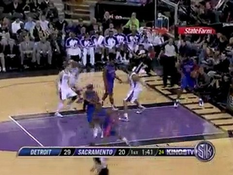 Tyreke Evans crosses up Rip Hamilton and goes in for the sco