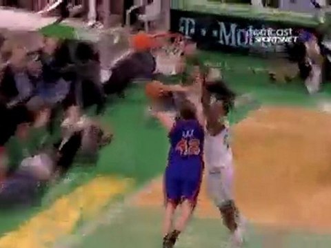 David Lee drives the lane and finishes with a two-handed jam