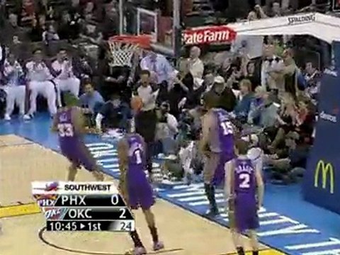 Kevin Durant goes hard to the rack against Robin Lopez.