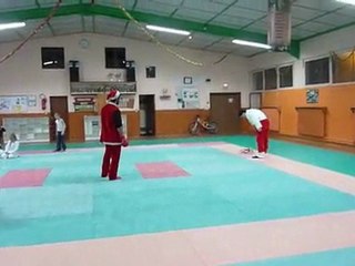 Melvin et les pères noël au combat .