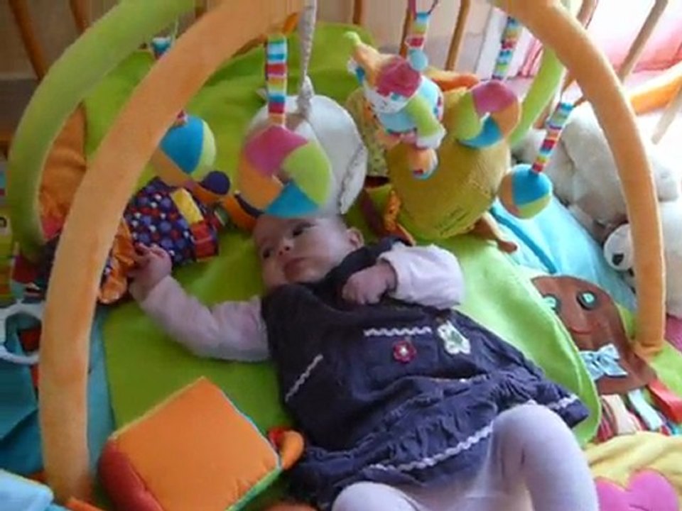 Alana joue dans son parc