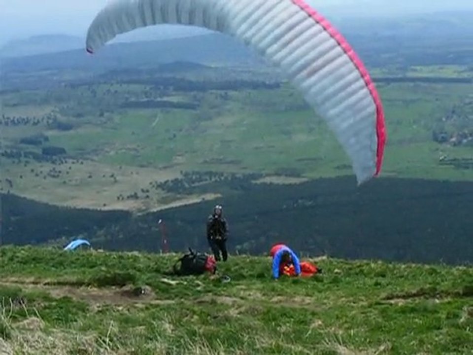 décollage parapente depuis le puy de dome (auvergne 63)