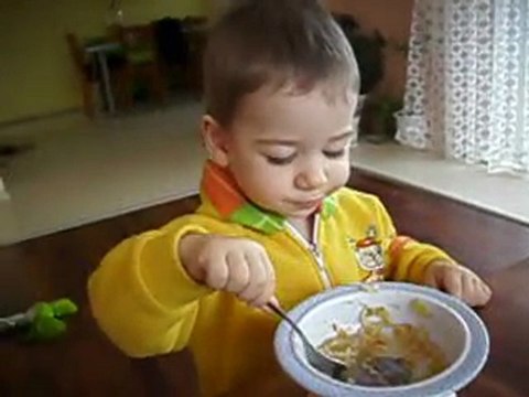 Борко вече се храни сам