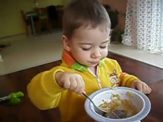 Борко вече се храни сам