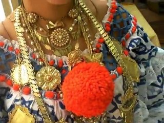 : Getting Dressed – Pollera de Lujo