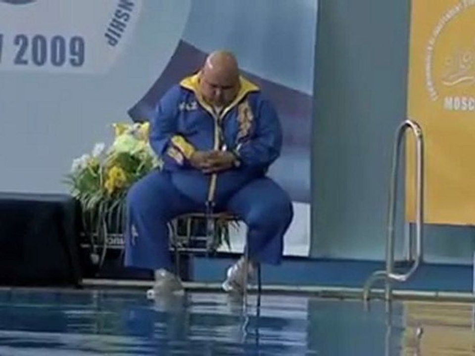 Le maître nageur dort :))