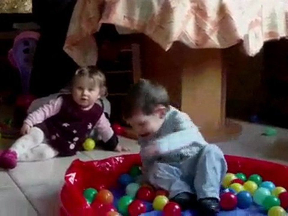 Quentin et léonie piscine à balles !