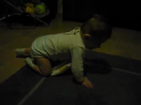 jeremy 8 mois qui fait du 4 pattes.