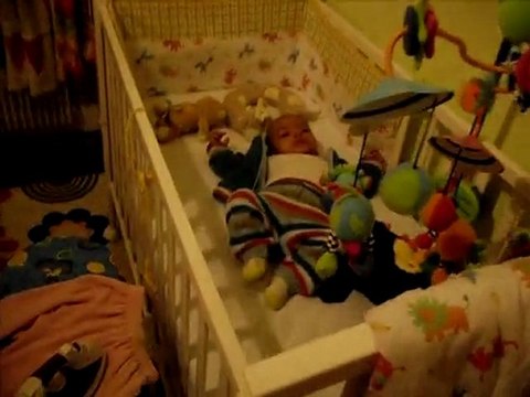 Léana fait du cheval à bascule