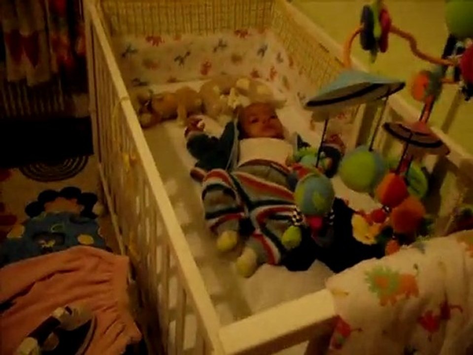 Léana fait du cheval à bascule