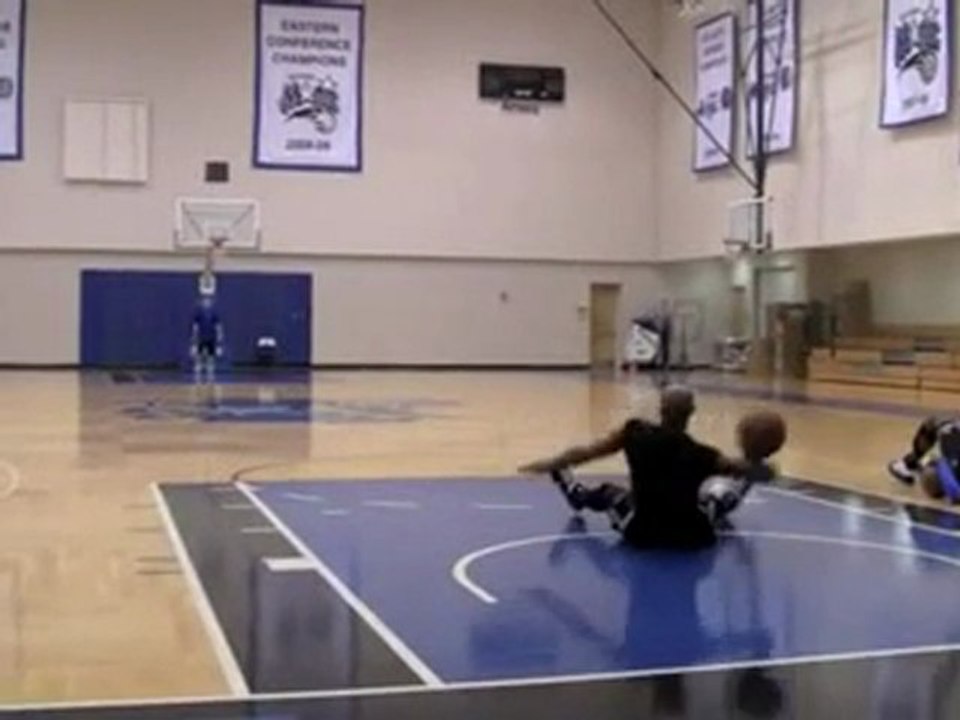Vince Carter fa canestro da seduto
