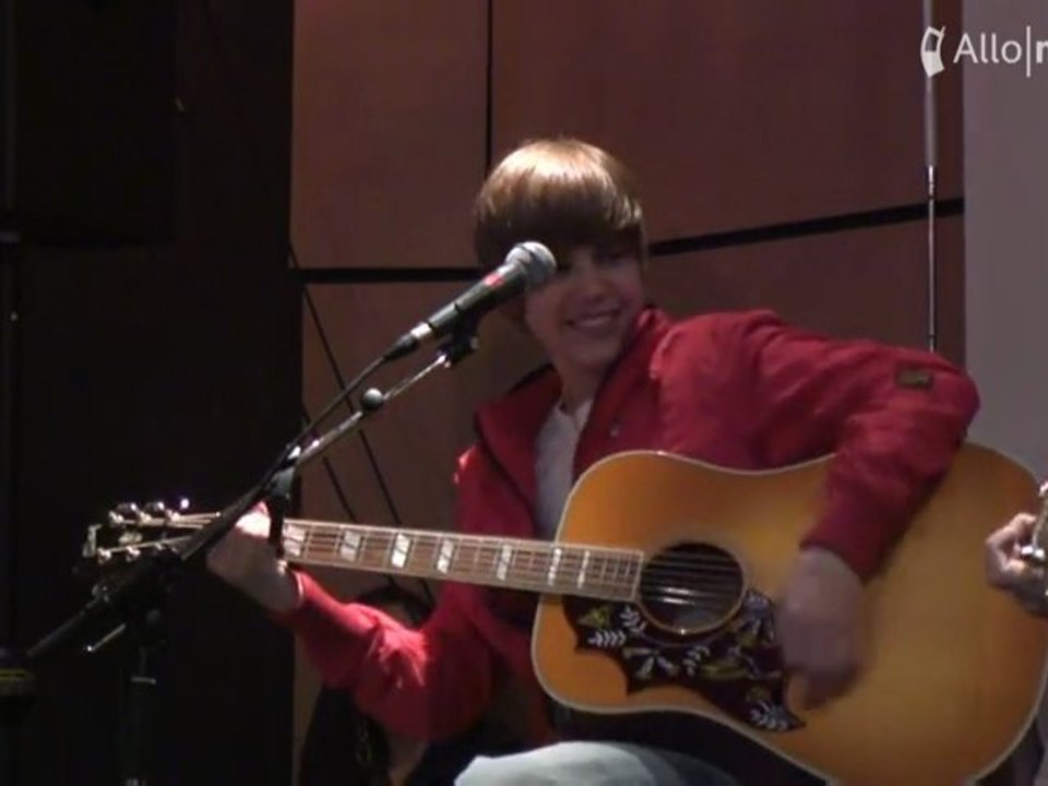 Justin Bieber - One Less Lonely Girl - Live @ Universal